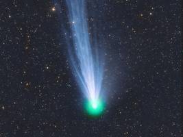 Astronomie: Komet mit schimmerndem Schweif am Abendhimmel zu sehen